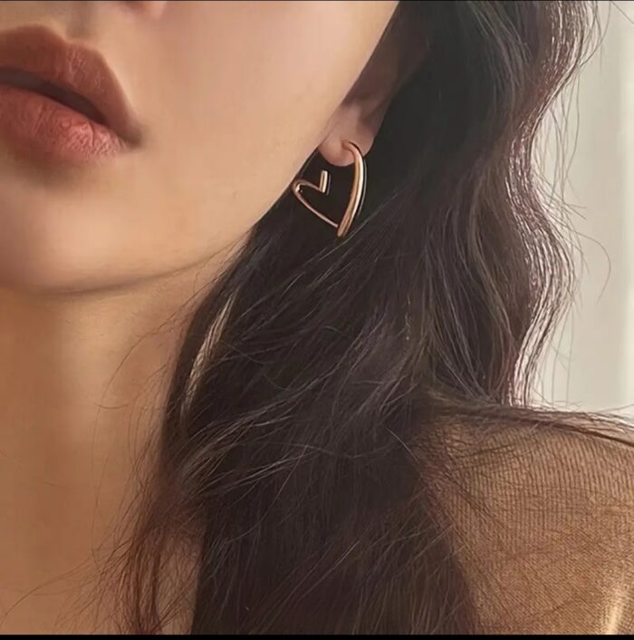 Aretes de corazón chapado en oro 18k