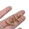 Aretes de corazón chapado en oro 18k
