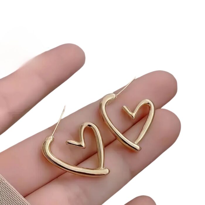 Aretes de corazón chapado en oro 18k